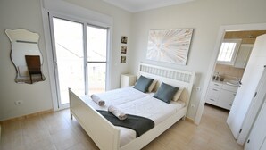 A bedroom with a bed, a bathroom, and a view through the door. - Villa 'With Separate Apartment' near Beach with Pool, Terrace & Wi-Fi (Mijas Costa)