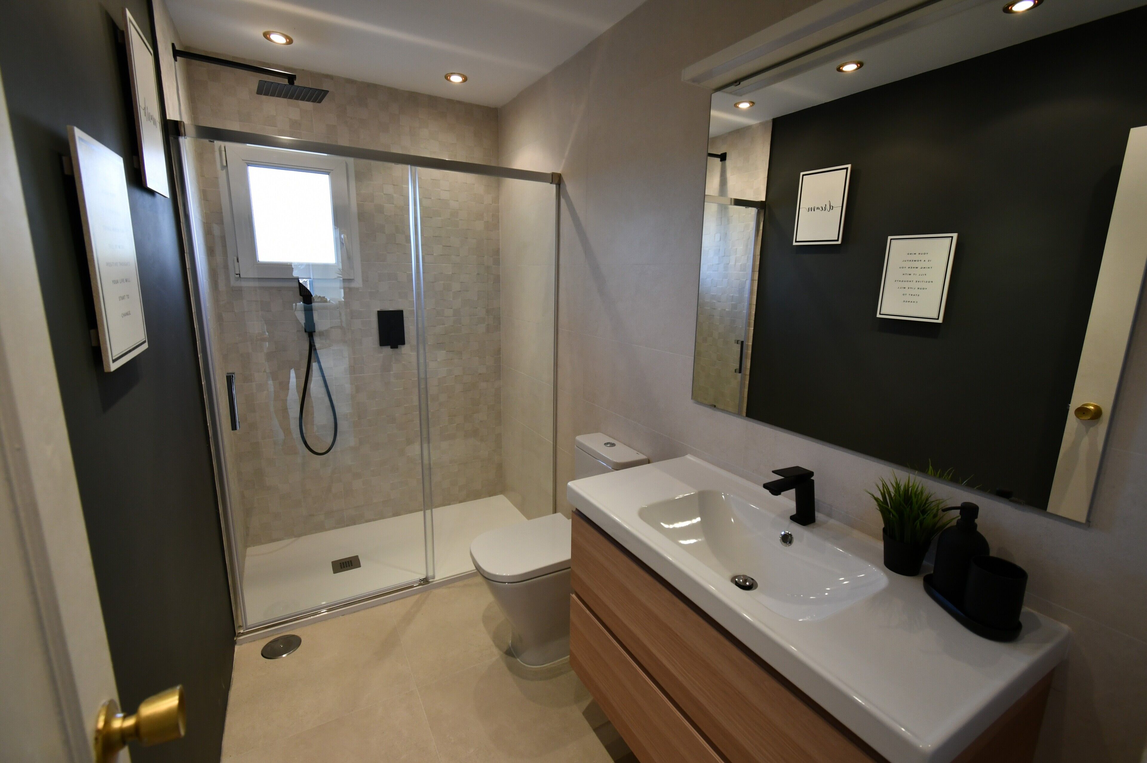 Baignoire, séchoir à cheveux, serviettes fournies