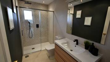 Baignoire, séchoir à cheveux, serviettes fournies