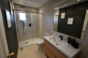 Bathtub, hair dryer, towels - Villa 'With Separate Apartment' near Beach with Pool, Terrace & Wi-Fi (Mijas Costa)