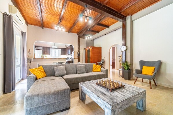 Televisio, takka, pöytätennispöytä