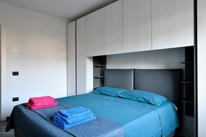 1 chambre, fer et planche à repasser, draps fournis