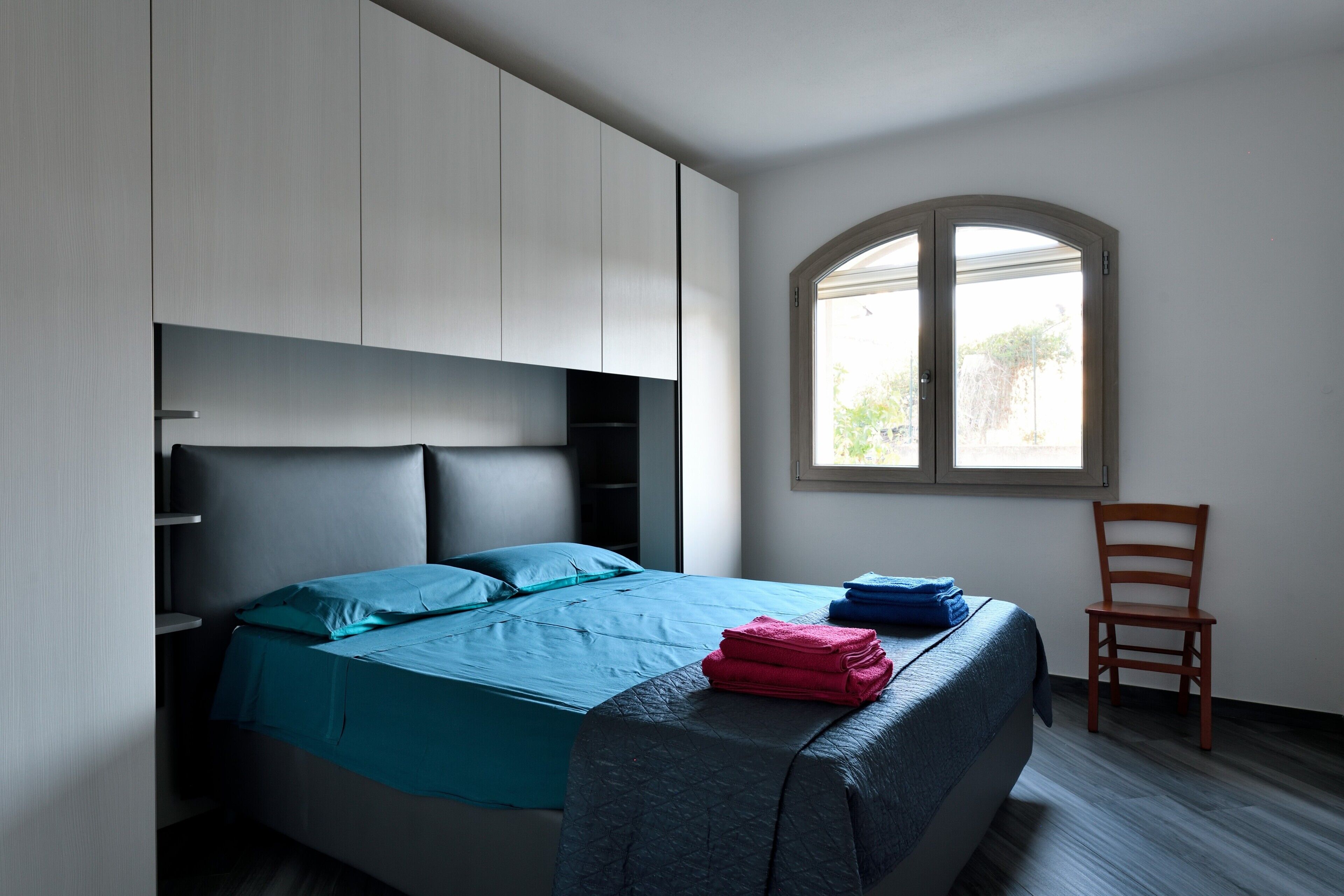 1 habitación, tabla de planchar con plancha y ropa de cama 