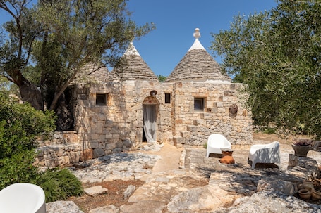 外観. Villa Trulli Colle Specchia with Private Pool Surrounded by Nature