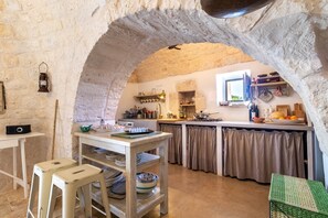 Fridge, oven, stovetop, coffee/tea maker - Villa Trulli Colle Specchia with Private Pool Surrounded by Nature (cisternino)