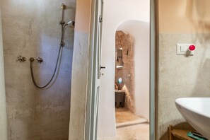 Douche, sĂšche-cheveux, serviettes fournies