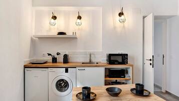 Een koelkast, een microgolfoven, een oven, een kookplaat