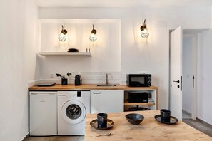 Kühlschrank, Mikrowelle, Ofen, Herdplatte
