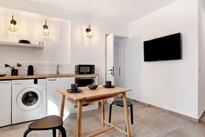 Een koelkast, een microgolfoven, een oven, een kookplaat