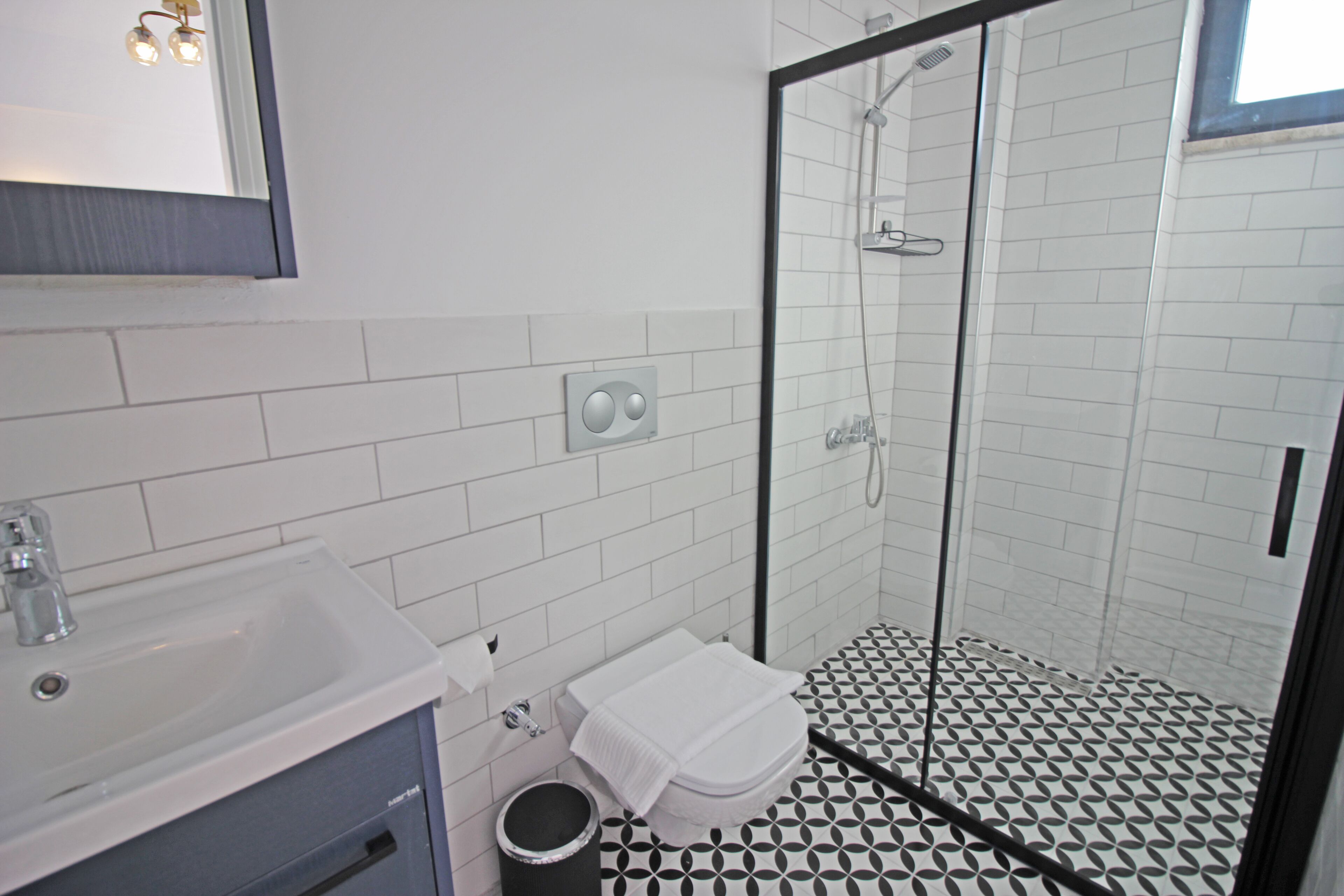 Deluxe Room, Garden View | Bathroom | Shower, hair dryer, towels