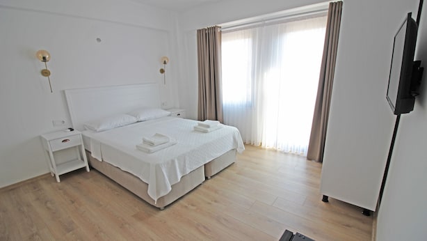 Kamar Deluks, balkon, pemandangan kebun | Seprai premium, minibar, Wi-Fi gratis, dan seprai linen