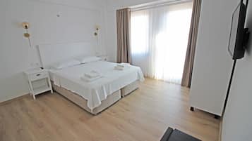 Deluxe Room, Balcony, Garden View | Premium bedding, minibar, free WiFi, bed sheets