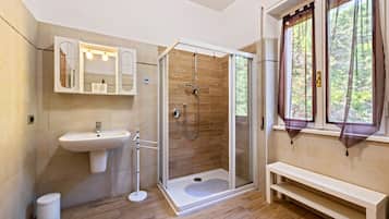 Bruser, hårtørrer, håndklæder