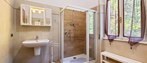Dusche, Haartrockner, Handtücher