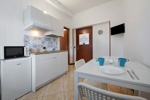 Kühlschrank, Mikrowelle, Herdplatte, Kochgeschirr/Geschirr/Besteck