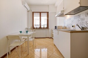 Fridge, microwave, stovetop, cookware/dishes/utensils