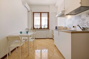 Fridge, microwave, stovetop, cookware/dishes/utensils - Family-Friendly Apartment Civico22 - Bilo 1 with Wi-Fi (Peschiera del Garda)