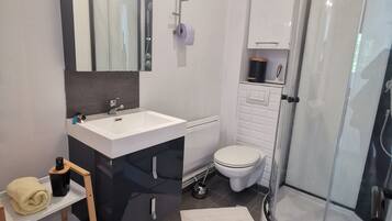 Douche, sĂšche-cheveux, serviettes fournies, savon