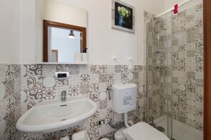 Shower, hair dryer, towels - Apartment Civico22 - Bilo 3 with Balcony, A/C & Wi-Fi (Peschiera del Garda)