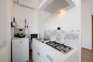 Fridge, microwave, stovetop, cookware/dishes/utensils - Apartment Civico22 - Bilo 3 with Balcony, A/C & Wi-Fi (Peschiera del Garda)