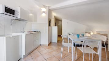 Køleskab, mikrobølgeovn, kogeplade, køkkentøj/tallerkener/redskaber