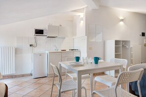 Dining - Studio Apartment Civico22 - Mans 1 with Terrace, A/C & Wi-Fi (Peschiera del Garda)