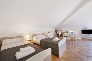 Free WiFi, bed sheets - Studio Apartment Civico22 - Mans 1 with Terrace, A/C & Wi-Fi (Peschiera del Garda)