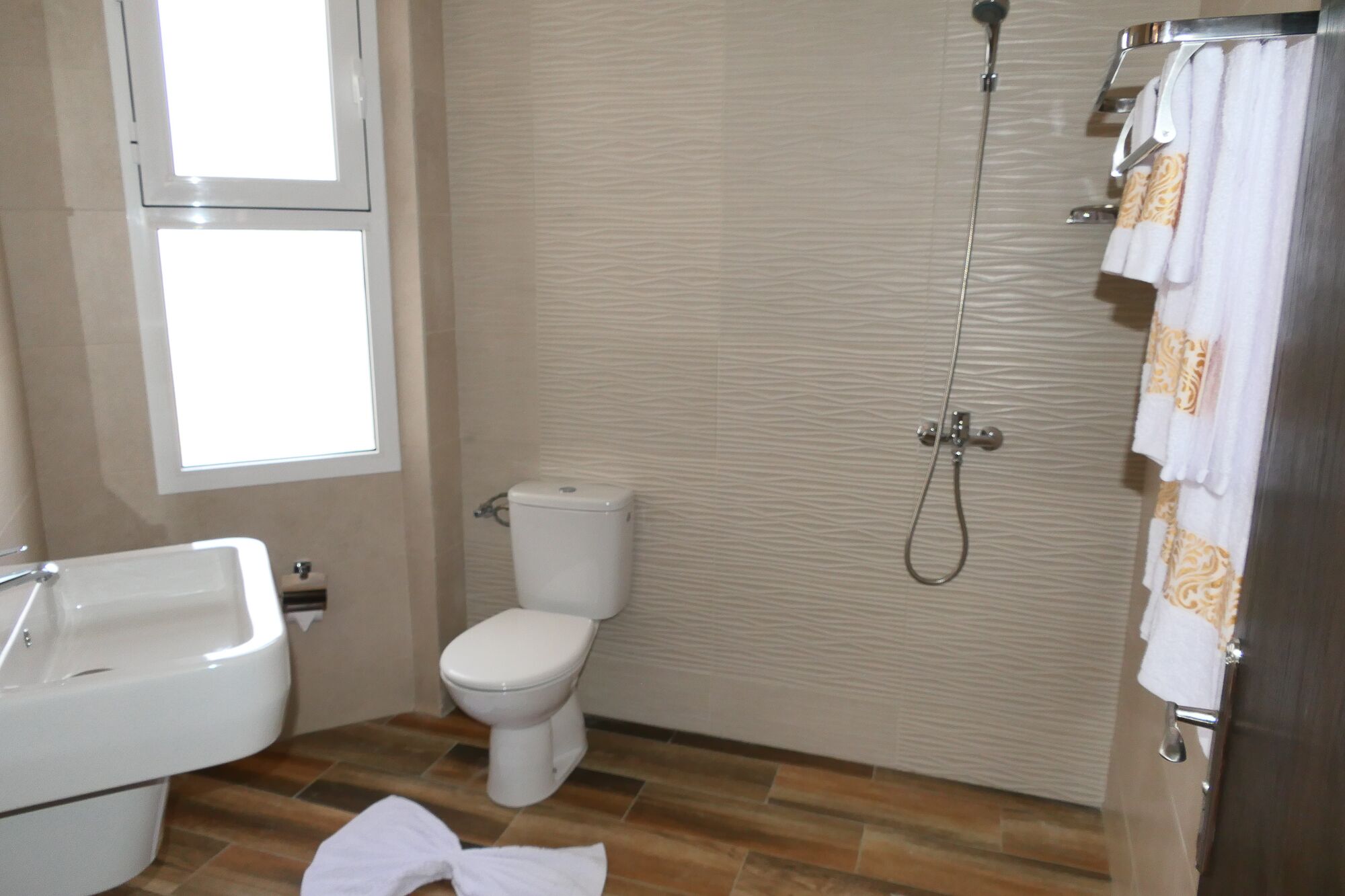 Un baño con inodoro, ducha y lavamanos.