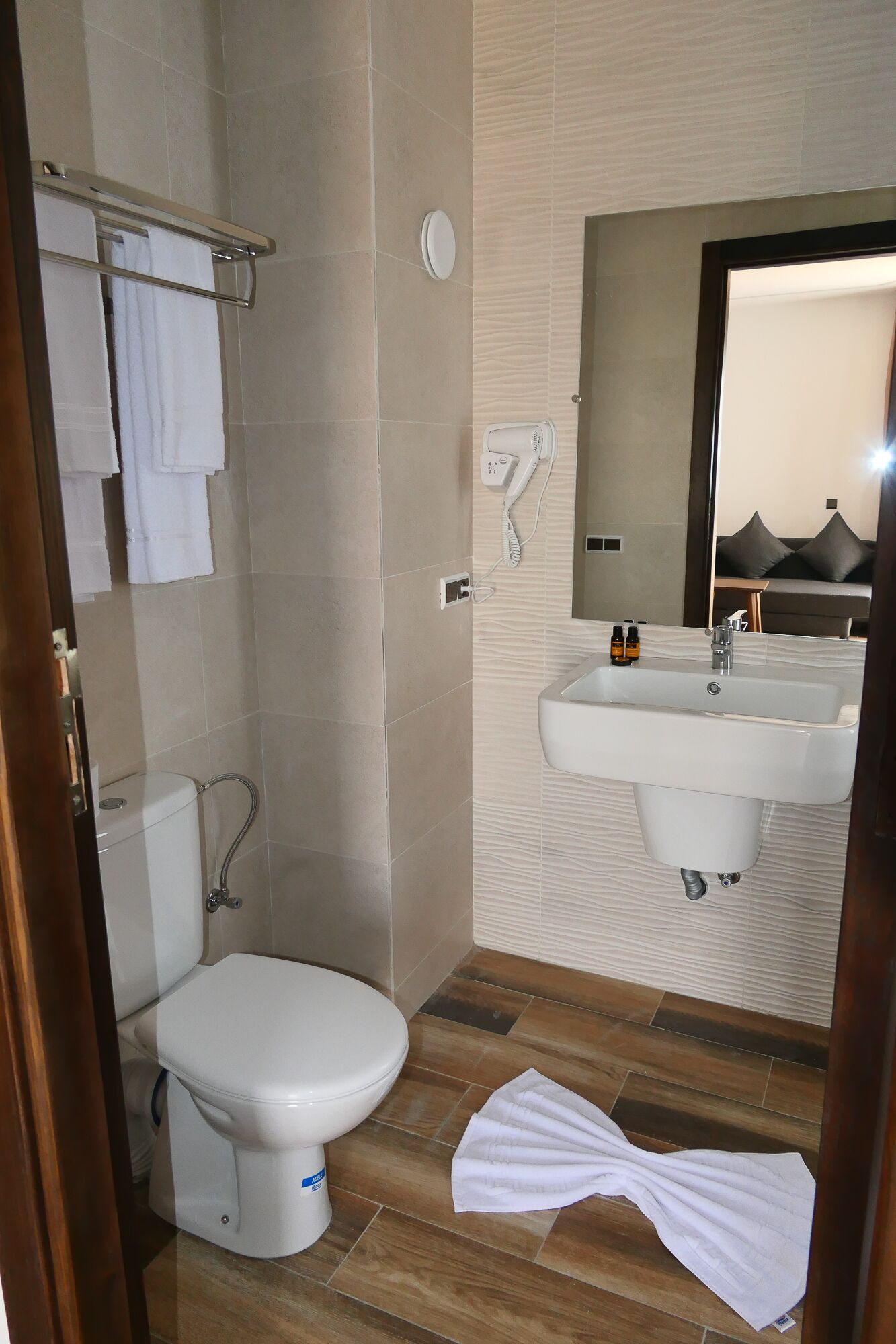 Un baño con inodoro, ducha y lavamanos.