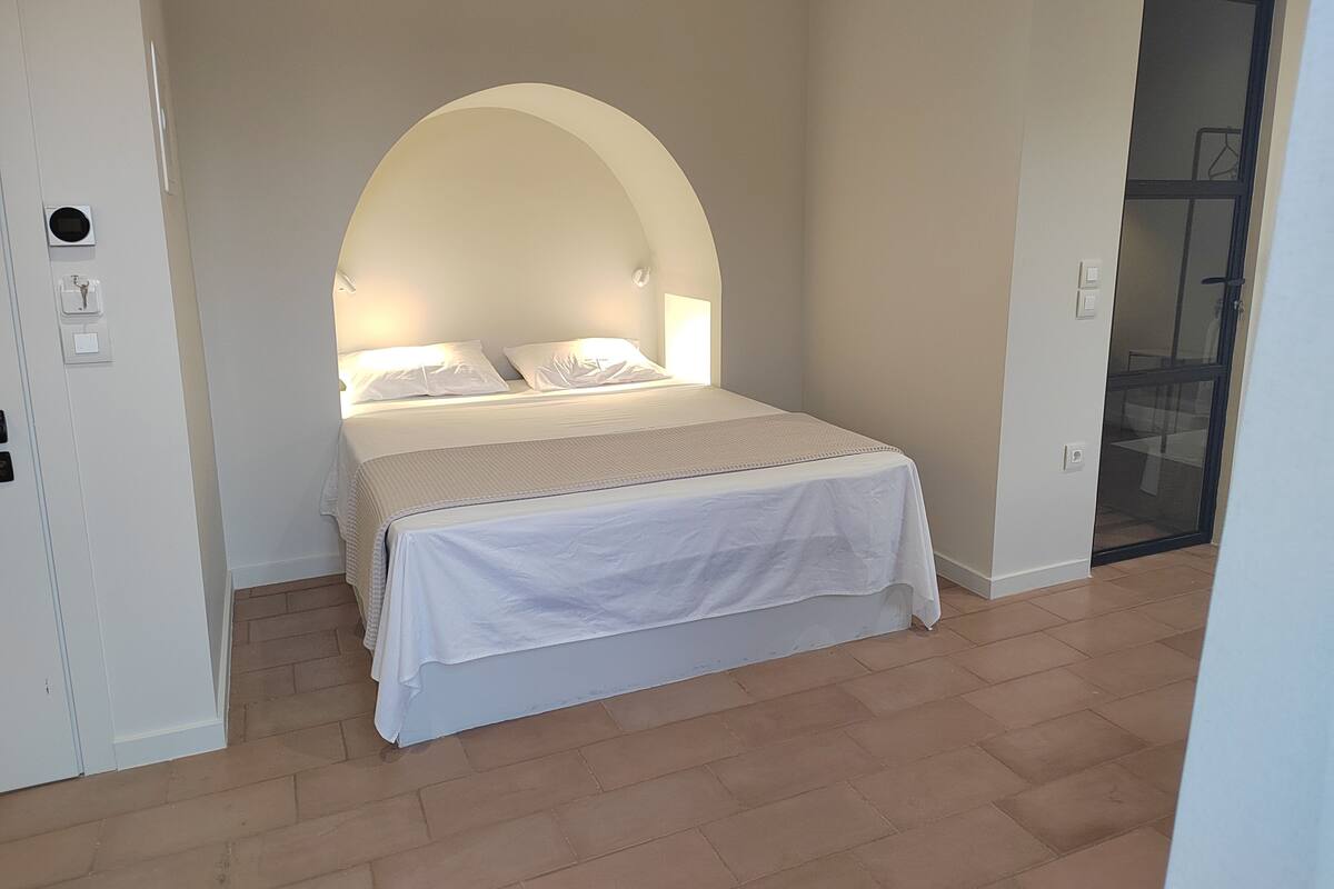 Habitación superior | Ropa de cama de alta calidad, camas con efecto memoria y minibar 