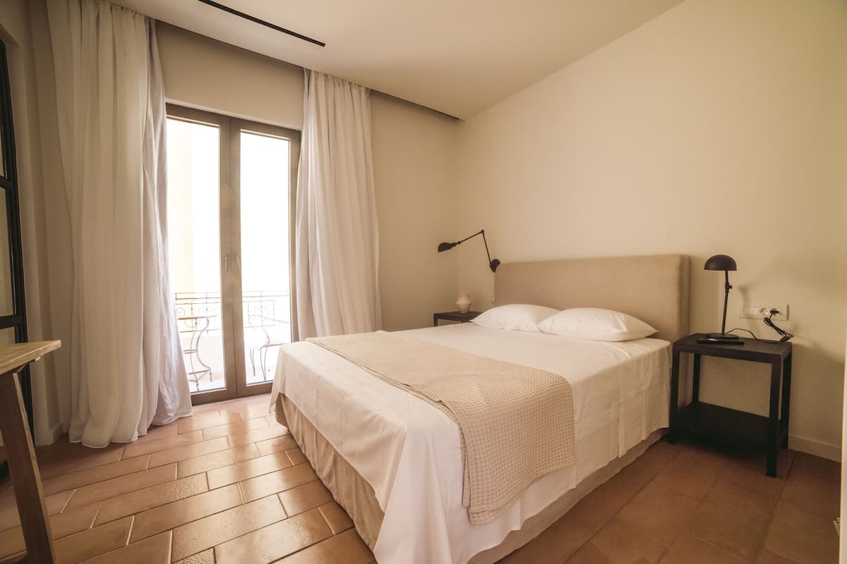 Habitación exclusiva | Ropa de cama de alta calidad, camas con efecto memoria y minibar 