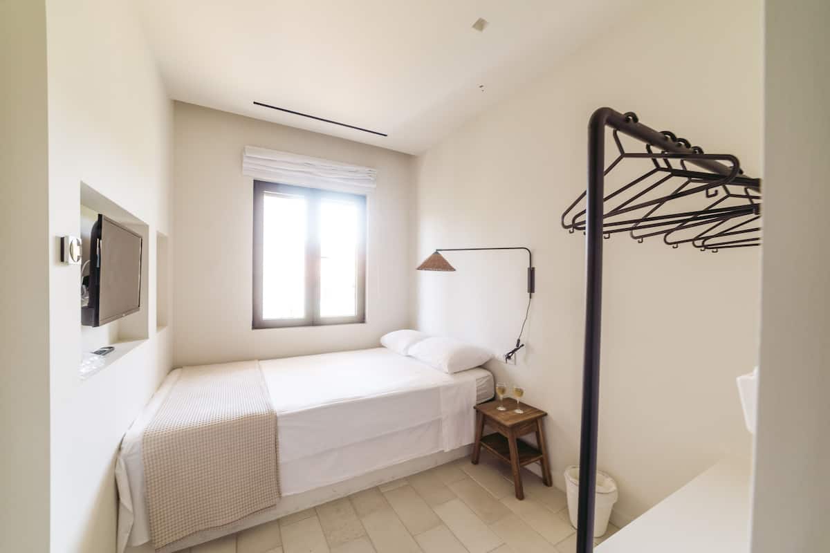 Habitación económica | Ropa de cama de alta calidad, camas con efecto memoria y minibar 