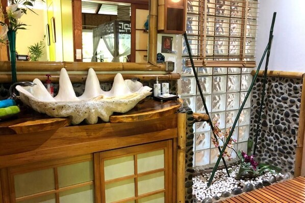 Combined shower/bathtub, hair dryer, towels, soap