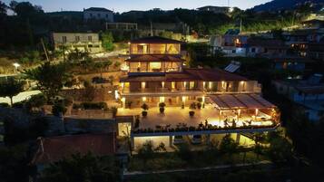 Bagian depan properti - sore/malam