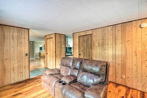 TV, books - Suwannee Riverfront Home: Grill, Near Springs (Branford)
