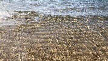Perto da praia, espreguiçadeiras, toalhas de praia