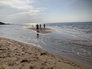 Tæt på stranden, liggestole, badehåndklæder