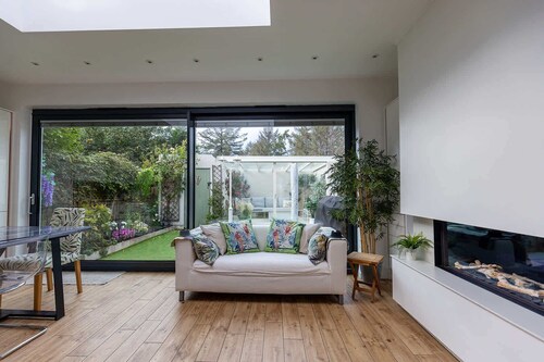 Luxe 3 Bed property with beautiful garden room.