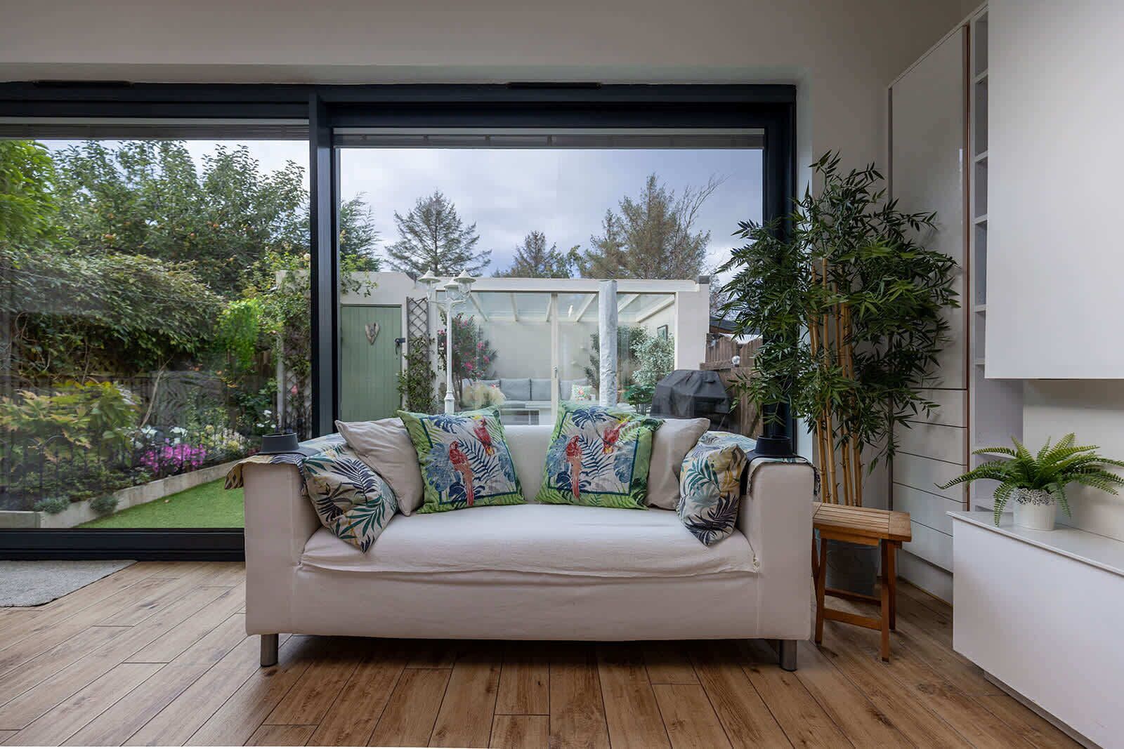 Flat-screen TV, fireplace, Netflix, books