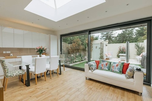 Luxe 3 Bed property with beautiful garden room.