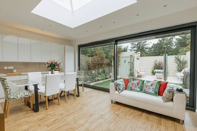 Luxe 3 Bed property with beautiful garden room.