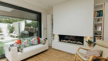 Flat-screen TV, fireplace, Netflix, books