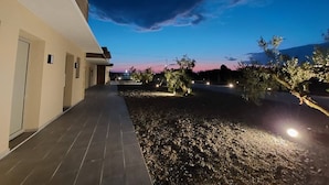 A modern building with a covered walkway and outdoor lighting. - Luxury New Loft Apartments in Halkidiki (Agios Mamas, Chalkidiki)