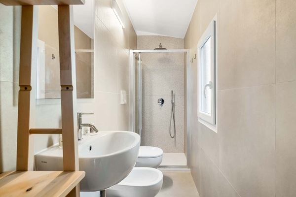 Douche, sĂšche-cheveux, bidet, serviettes fournies