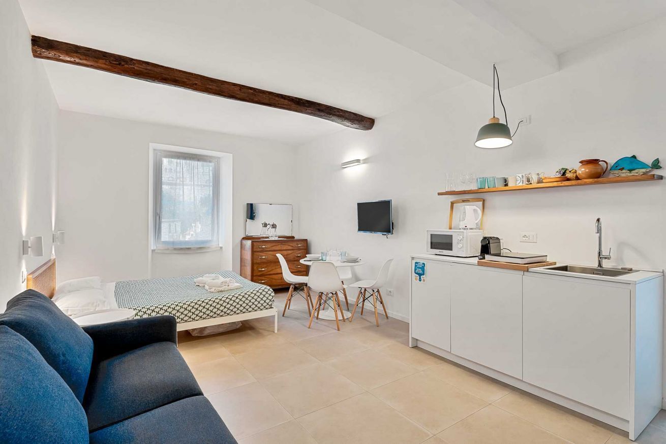 1 dormitorio y tabla de planchar con plancha