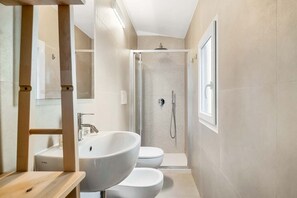 Douche, séchoir à cheveux, bidet, serviettes fournies