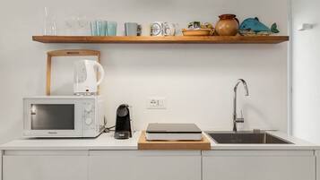 Réfrigérateur, micro-ondes, plaque de cuisson, grille-pain