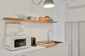 Réfrigérateur, four à micro-ondes, surface de cuisson, grille-pain