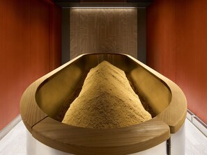 Un sauna, una bañera de hidromasaje