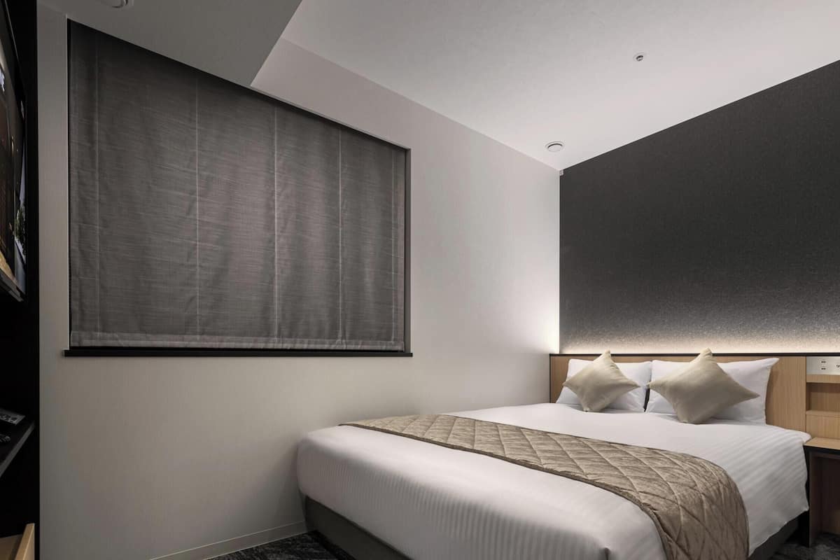 In-room safe, free WiFi, bed sheets